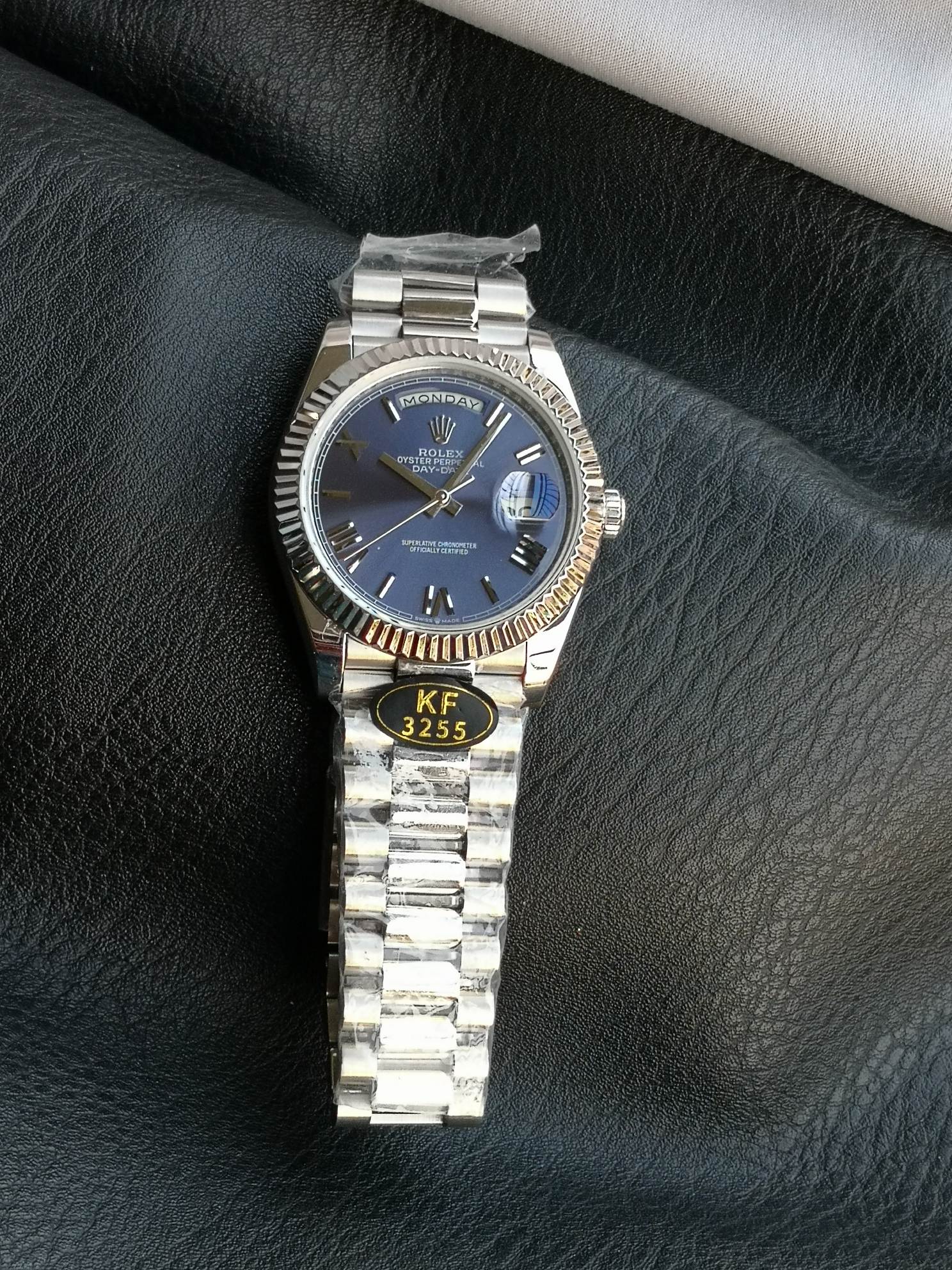 Real photo: All the amazement - comes from constant breakthroughs, another super replica in the history of cloning: the Day-Date 40 series - full weight (the official full watch weighs about 215 grams).

Pushing the limits of traditional craftsmanship: Th