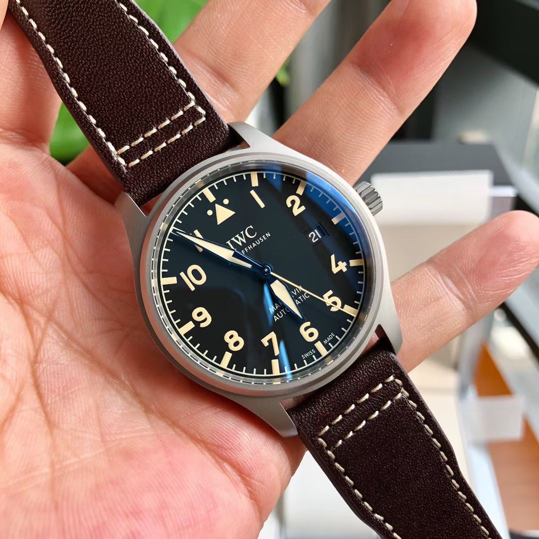 ??230 IWC Mark 18 series, retro style IW327006 watch, grand debut. With a touch of retro charm in the simple business design, the 40mmX11mm watch is made of lightweight and sturdy grade 5 titanium. Not only is it more wear-resistant and corrosion-resistan