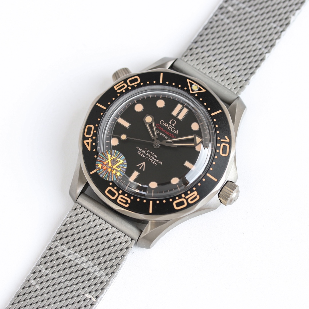 OMEGA Bond 007- No Time to Die 210.90.42.20.01.001
1: The case is made of premium titanium alloy, which is lightweight, durable, resistant to oxidation and corrosion, and still looks as good as new even after long wear!
2: Hand-polished crystal sapphire p