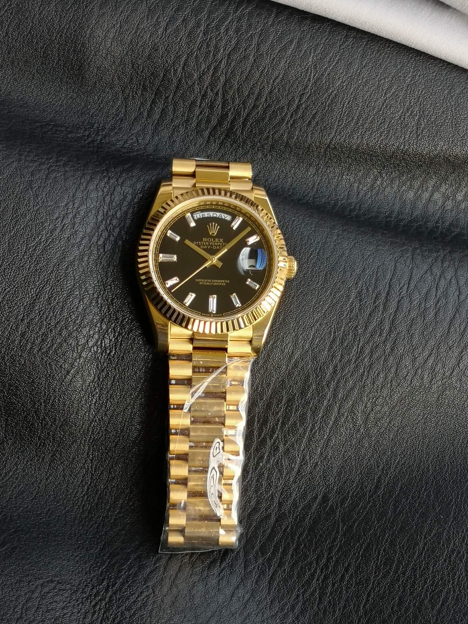 Real photo: All the amazement - comes from constant breakthroughs, another super replica in the history of cloning: the Day-Date 40 series - full weight (the official full watch weighs about 215 grams).

Pushing the limits of traditional craftsmanship: Th