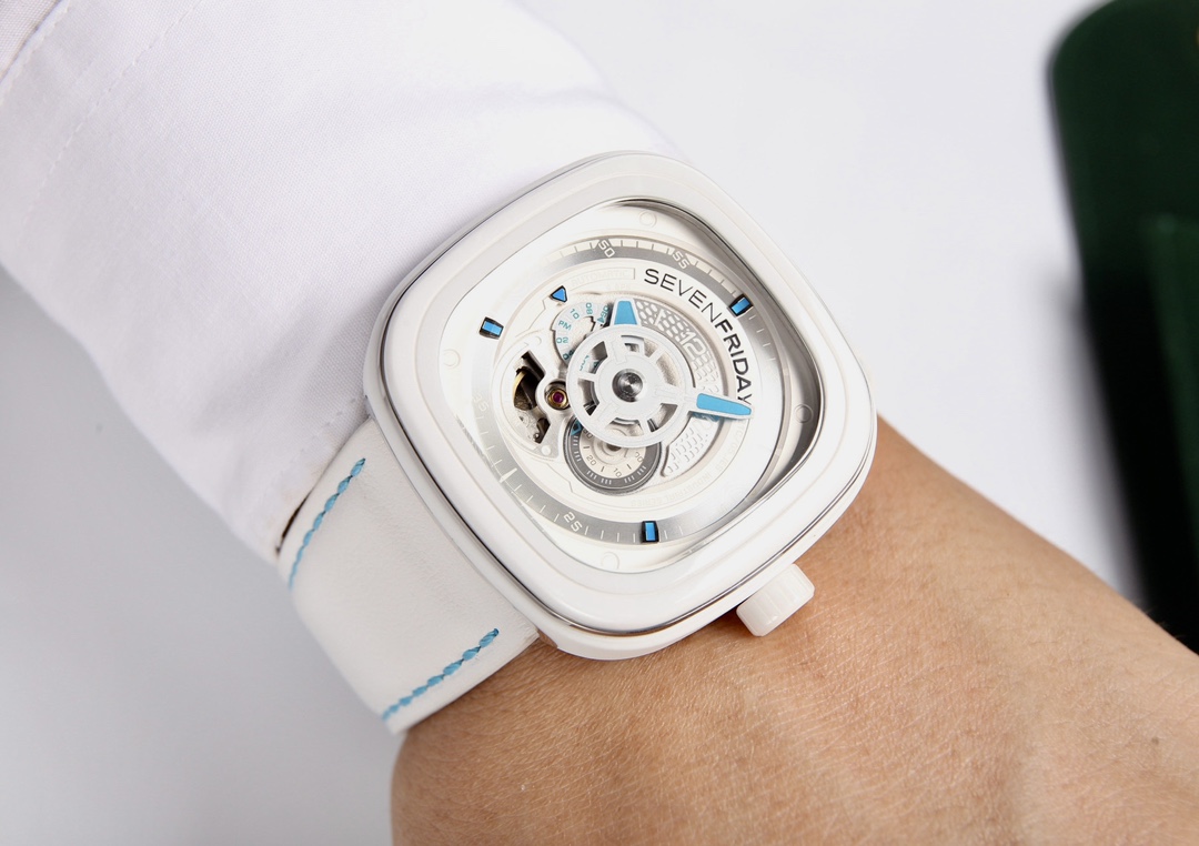 P. : 690.
Summer New Products
SEVENFRIDAY P1C/05 A cocktail with the Cote d 'Azur, waiting for the sunrise or chasing the afterglow of the sunset, the right way to start summer - let SEVENFRIDAY tell you!
The water blue clarity brightens the watch, and th