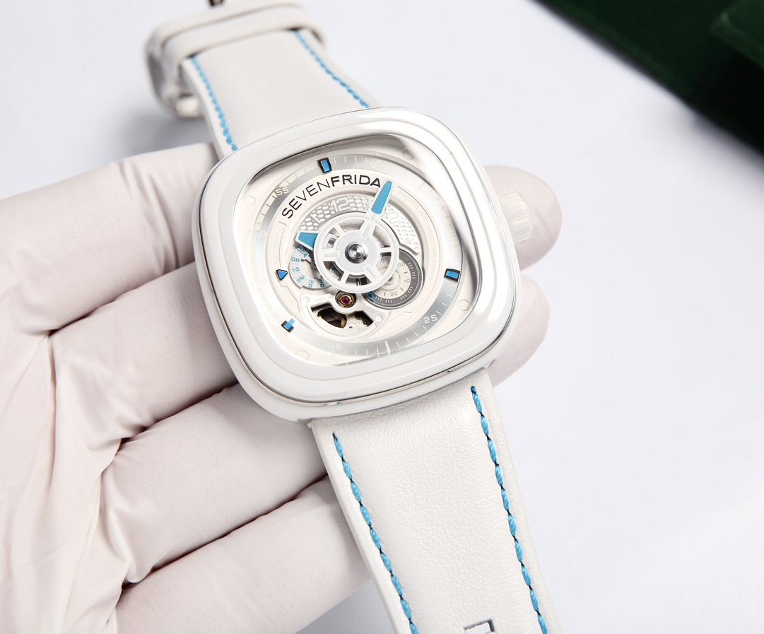 P. : 690.
Summer New Products
SEVENFRIDAY P1C/05 A cocktail with the Cote d 'Azur, waiting for the sunrise or chasing the afterglow of the sunset, the right way to start summer - let SEVENFRIDAY tell you!
The water blue clarity brightens the watch, and th
