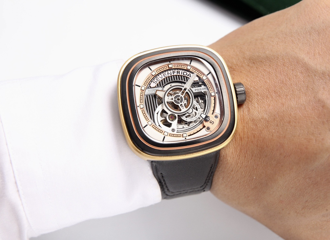 P.650.
SEVENFRIDAY PS2/02
The colors of the world are ever-changing, black and white, simple, fluorescent, PS2/02, no limits. The gun-metallic underbody reveals its understated nature, and the Geneva stripes add to the traditional spirit. The PS2/02 is mo