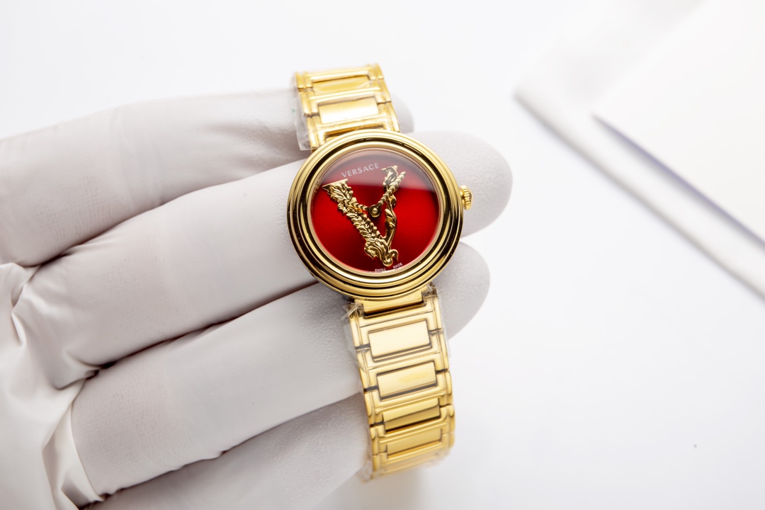 P: 510.
VERSACE Versace green dial steel band Quartz Ladies' watch 28mm Unique style design outstanding Baroque VIRTUS carving Every texture exudes elegance and unrestrained naturalness, sapphire crystal, equipped with original Swiss quartz movement, 50 m