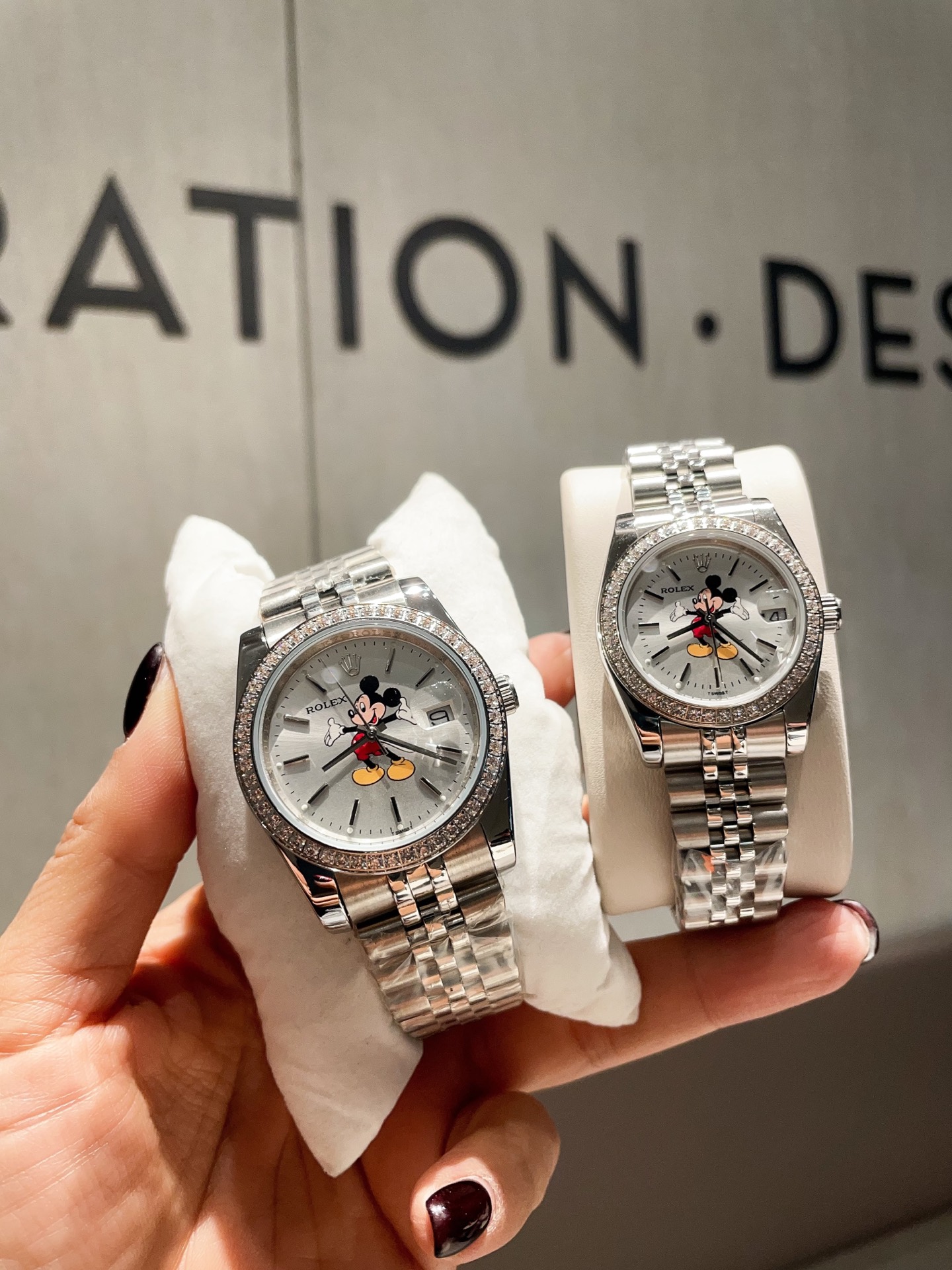 ?? 240/31mm (volumetric version)
Rolex Mickey Mouse quartz watch with a variety of brand collaborations. I really love the Grip collection of watches! I want to own every single one! A neat dial with a Mickey Mouse lying on it, Disney fans must get it! Mi