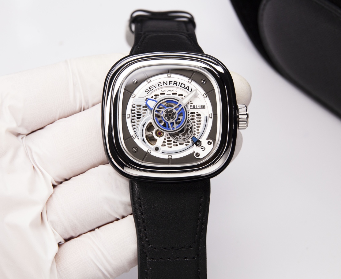 P: 650
Another one has been discovered.
One, who loves SEVENFRIDAY's hidden surprise edition watch, is also an actor, boxer and fitness club owner
Antoine Pinto.

SEVENFRIDAY
7 Seven Fridays 5
PS1/01