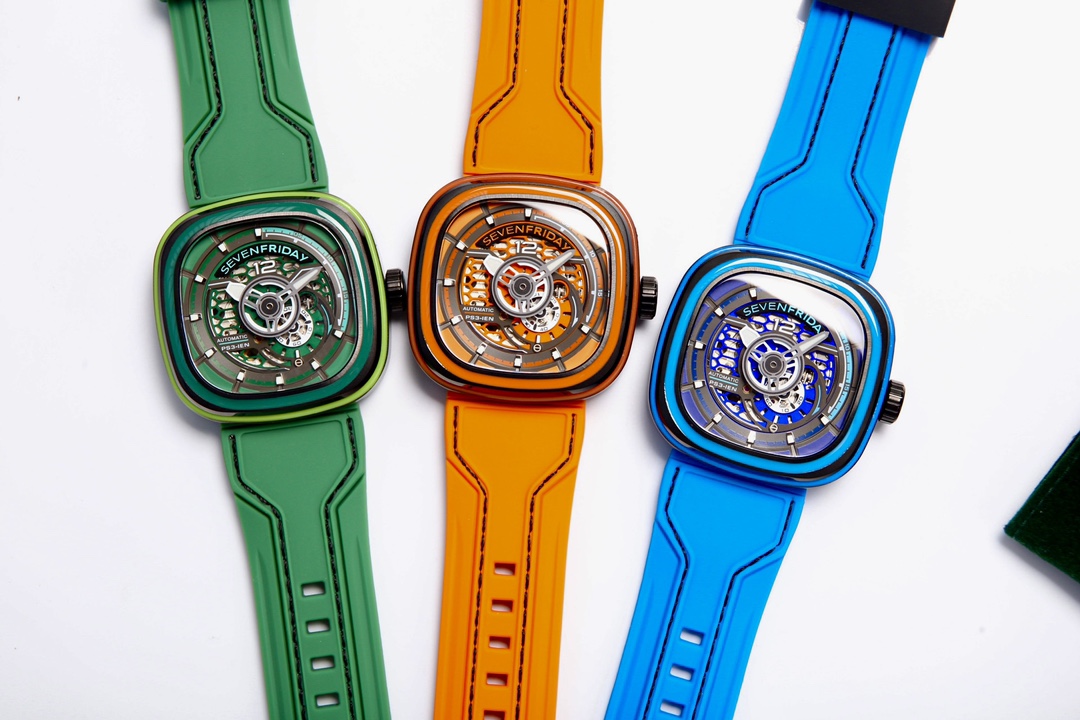 P: 690.
New arrivals
SEVENFRIDAY is in orange, blue and green, with a black base that creates a contrast and captures your heart directly.
The world is not just black and white; it has colors and is more wonderful.