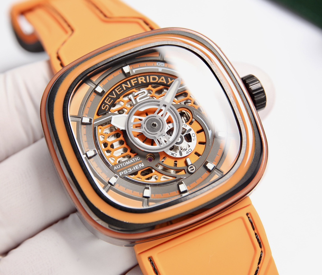 P: 690.
New arrivals
SEVENFRIDAY is in orange, blue and green, with a black base that creates a contrast and captures your heart directly.
The world is not just black and white; it has colors and is more wonderful.