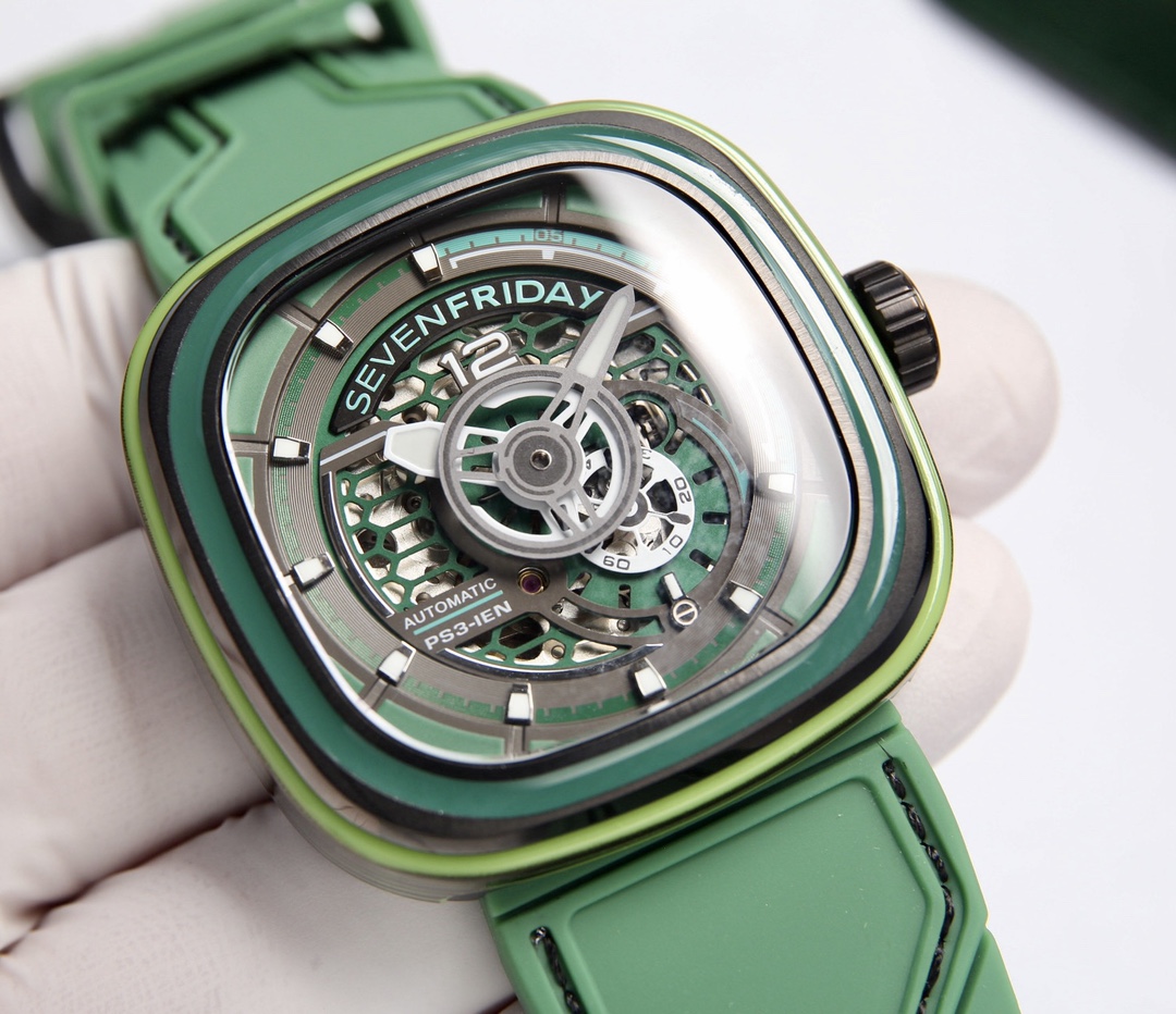 P: 690.
New arrivals
SEVENFRIDAY is in orange, blue and green, with a black base that creates a contrast and captures your heart directly.
The world is not just black and white; it has colors and is more wonderful.