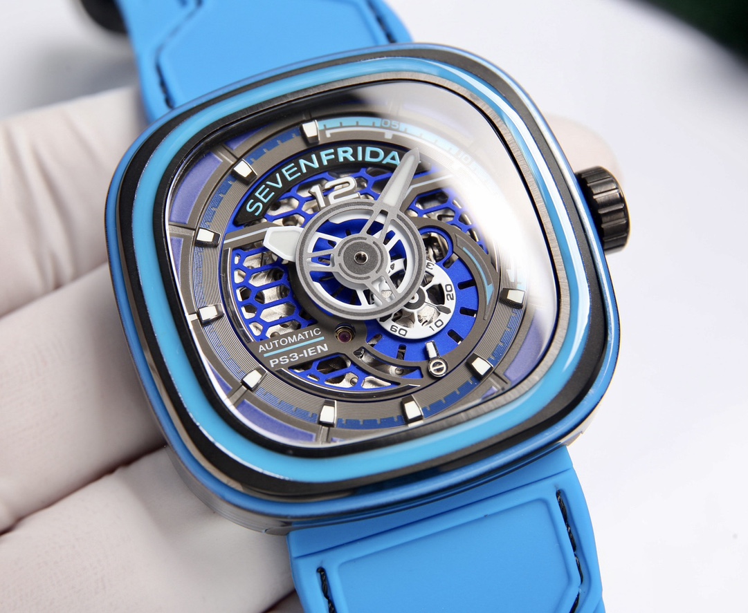 P: 690.
New arrivals
SEVENFRIDAY is in orange, blue and green, with a black base that creates a contrast and captures your heart directly.
The world is not just black and white; it has colors and is more wonderful.
