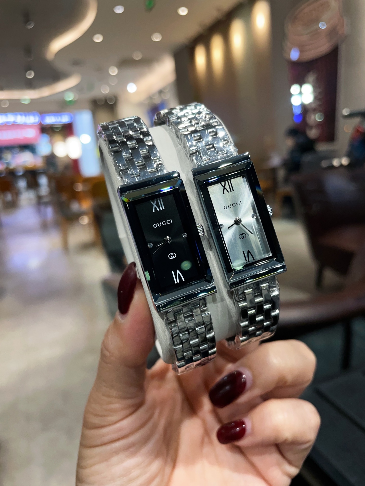 ??240 Gucci women's watch
The G-Frame collection features an elegant rectangular case that blends classic details with modern fashion aesthetics. Ingeniously paired with diamond-decorated pink dial, Roman numeral hour markers, silver/intergold steel brace