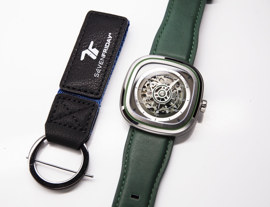 P: 710. (Order Inquiry)
It is said that on the color spectrum, green is the neutral at the edge of cold and warm. It is the coolness of summer and the revival of winter. SEVENFRIDAY T1/06 has quietly breathed a breeze into this midsummer with its visible 