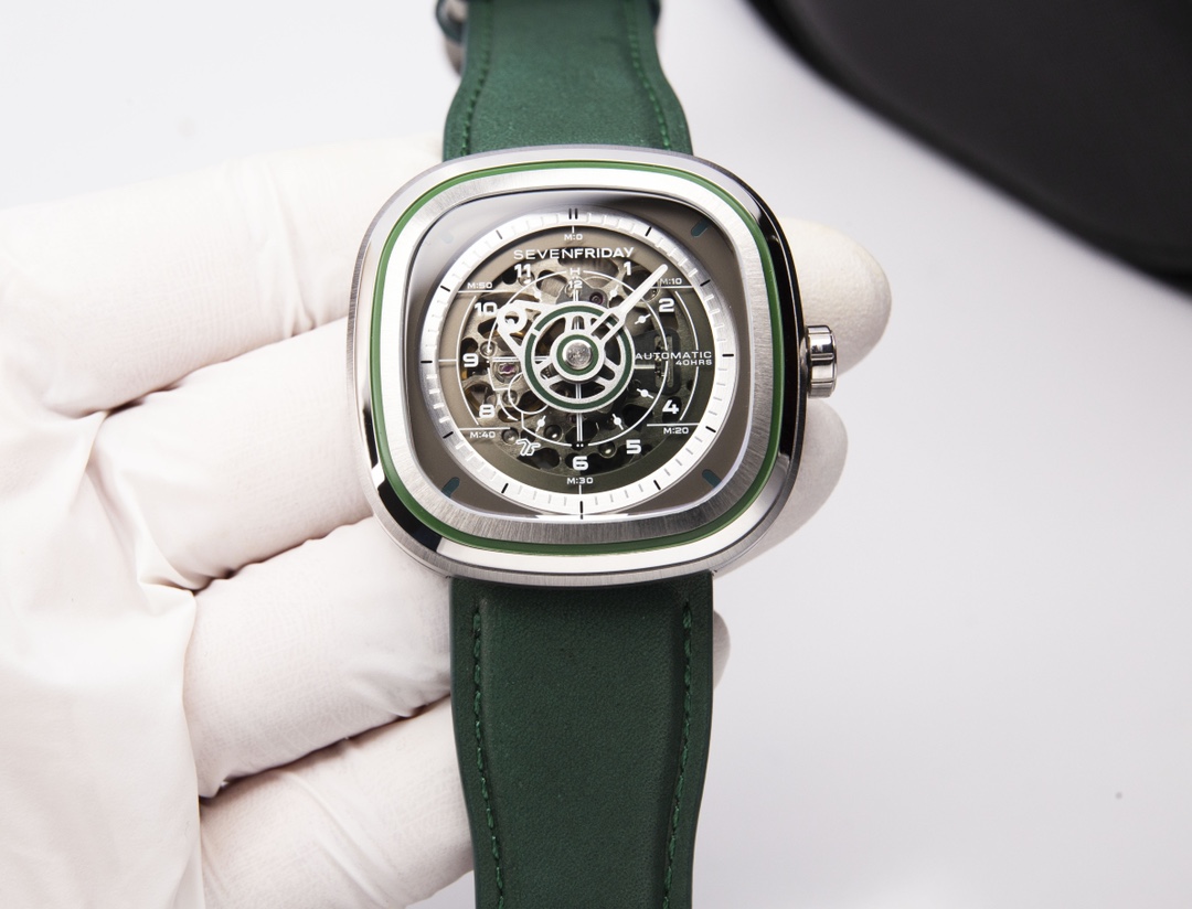 P: 710. (Order Inquiry)
It is said that on the color spectrum, green is the neutral at the edge of cold and warm. It is the coolness of summer and the revival of winter. SEVENFRIDAY T1/06 has quietly breathed a breeze into this midsummer with its visible 