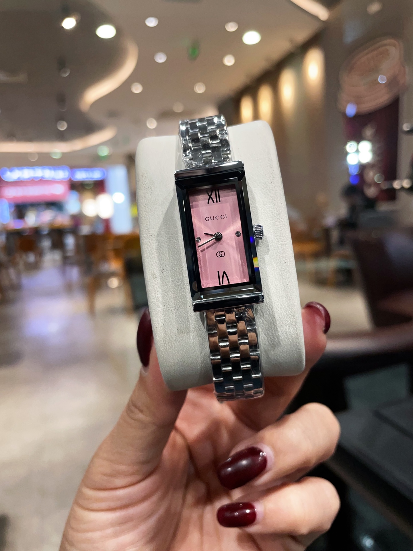 ??240 Gucci women's watch
The G-Frame collection features an elegant rectangular case that blends classic details with modern fashion aesthetics. Ingeniously paired with diamond-decorated pink dial, Roman numeral hour markers, silver/intergold steel brace