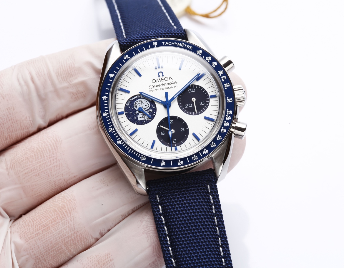 P: 1850.
New release: The third generation of the Snoopy OMEGA Speedmaster collection (Snoopy Award 50th Anniversary Watch)
Stainless steel case, blue zirconia [ZrO2] ceramic bezel with white enamel tachometer scale, silver-white dial with blue PVD-treate