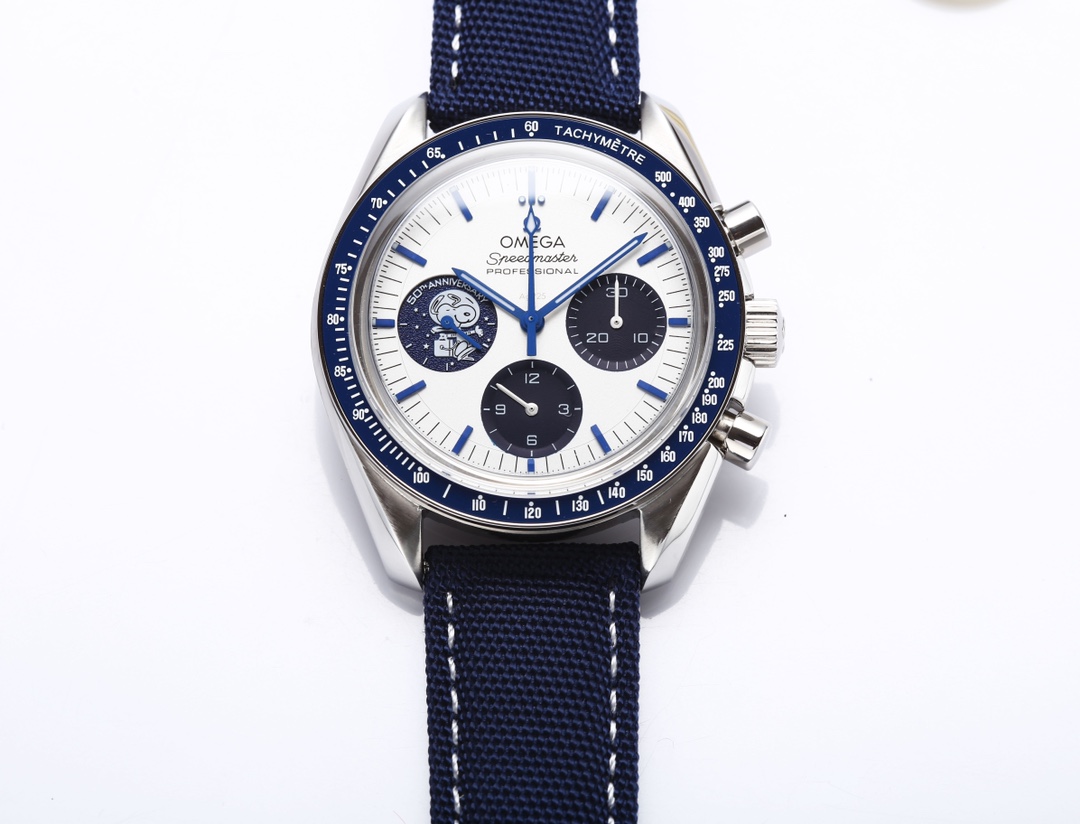 P: 1850.
New release: The third generation of the Snoopy OMEGA Speedmaster collection (Snoopy Award 50th Anniversary Watch)
Stainless steel case, blue zirconia [ZrO2] ceramic bezel with white enamel tachometer scale, silver-white dial with blue PVD-treate