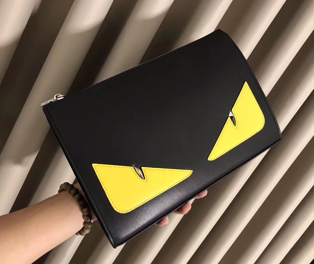 P230. ???? Upgraded monster handbag, made of Italian calfskin, decorated with lively monster patterns, with metal eyes, full of vitality, soul design, super practical function, 6cm bottom width, multiple compartments inside, large capacity handbag! Size: 