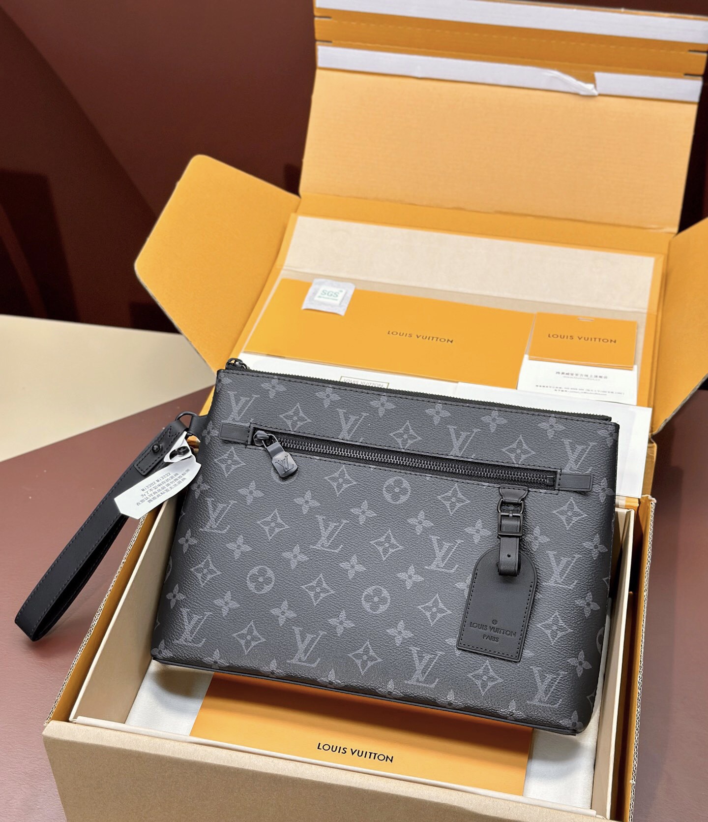 P260??nfc dynamic chip version ?? [Top Order] N40504 Black flower handbag Clutch series TAKEOFF Clutch This Takeoff clutch is made of Damier Infini leather and opens the front pocket and main compartment with a zipper. P260 youdaoplaceholder0 NFC dynamic 