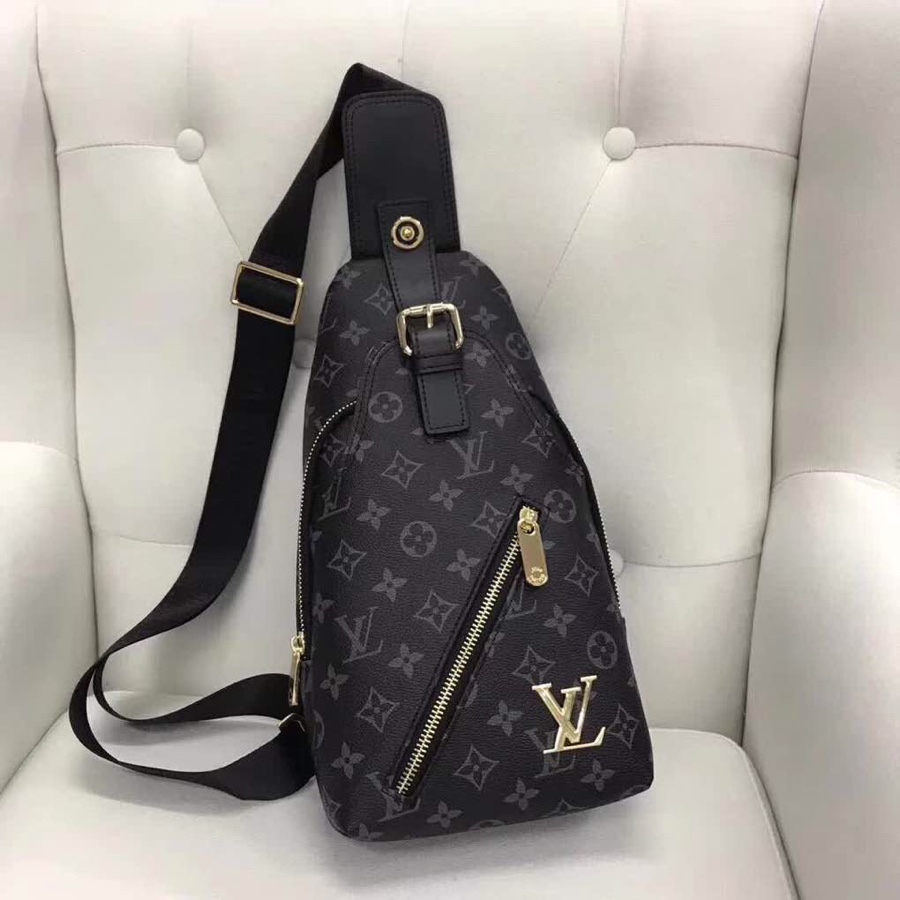 P270?? Out of stock ?? (V Family style 515-4) ???? New v Family chest bag ??, made of imported top-grain cowhine, very soft to the touch, high quality hardware, very classy, simple design, cool and attractive, if you like it, order quickly! ? Size 33/18/8