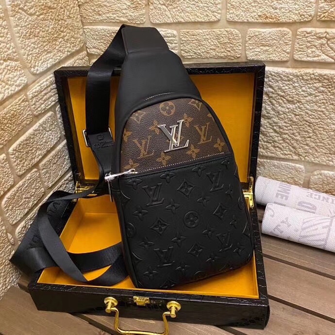 P280 (original single quality) Men's bestseller chest bag, same original single cowhide material. Present the current market popular form of the chest bag pattern, simple and quirky, soft to the touch, thoughtful design of the headphone jack, the bestsell