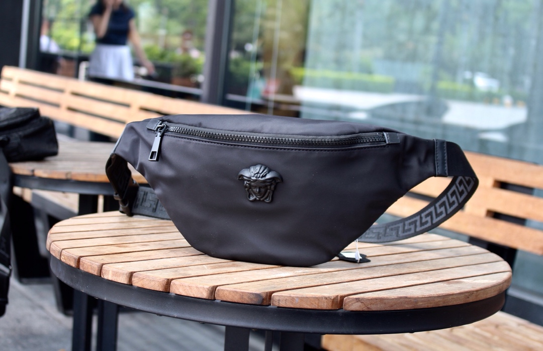 P280 (Out of stock) Versace
Model: 0T123-4?????? Double waist bag chest bag, made of nylon, decorated with jacquard fine brand micrologo, with fine leather trim, available crossbody strap or waist strap. Size: 31x7.5x16cm Versace
