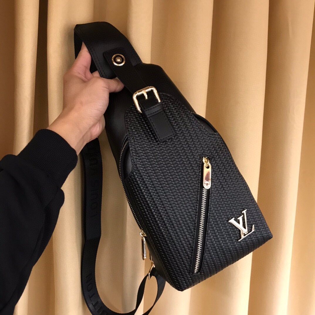 P300?? (V Family style) ???? New v Family chest bag ??, made of imported top-grain cowhine, very soft to the touch, high quality hardware, very classy, simple design, cool, durable, LIKE ORDER quickly! ?28/20/6 Colour: black model: 552-4