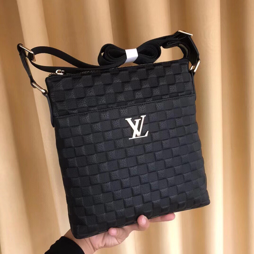 P320, new release ? (Model: P320, new launch ?? (Model 7094-3) This innovative model is filled with the iconic style that Vuitton is known for ???? has incredible versatility ???? is an excellent choice for both business and casual use ???? Built-in iPad 