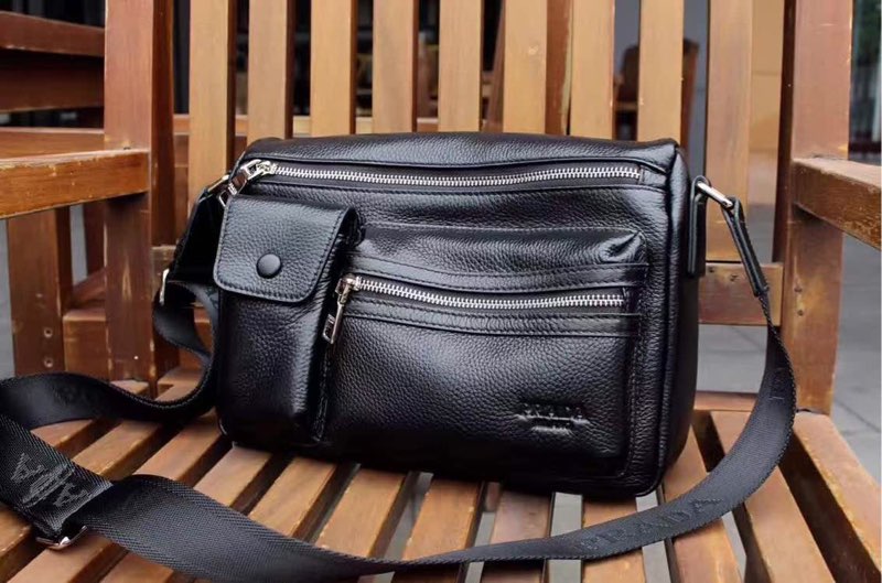 P360, model: 0228-3 PRADA has released a new crossbody bag, a highly individualistic and practical one. Super soft fine drop lychee grain ?? cowhide. Cabinet Design Rich ?????? (29x20x8cm)