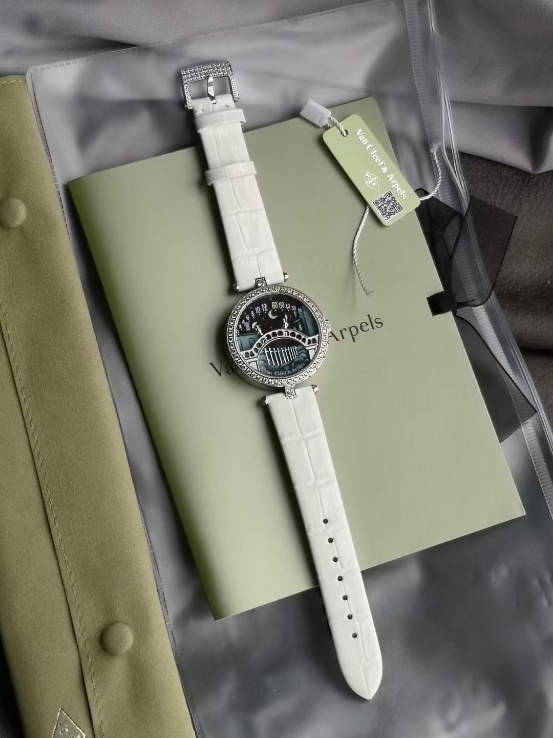 P2 version ??
Van Cleef&Arpels? Top p2 edition
Youdaoplaceholder0 Poetic complexity ? Power ? collection: Bridge of Lovers The most wavy ? man ? watch
Youdaoplaceholder0 The latest version of the quartz movement is made by Swiss ? Justine ?
Youdaoplacehol