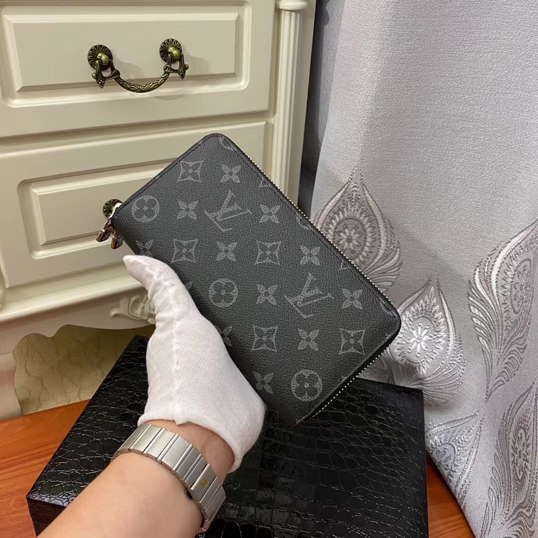 P220 Hot style ?? Double zipper bag ?????? Top counter PVC with small ?? leather Colour: embodiot/brown check/black check/coarse/black print ?????? This exquisite Monogram canvas double zipper wallet is designed to be practical and spacious for credit car