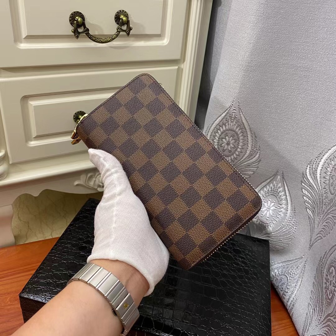 P220 Hot style ?? Double zipper bag ?????? Top counter PVC with small ?? leather Colour: embodiot/brown check/black check/coarse/black print ?????? This exquisite Monogram canvas double zipper wallet is designed to be practical and spacious for credit car