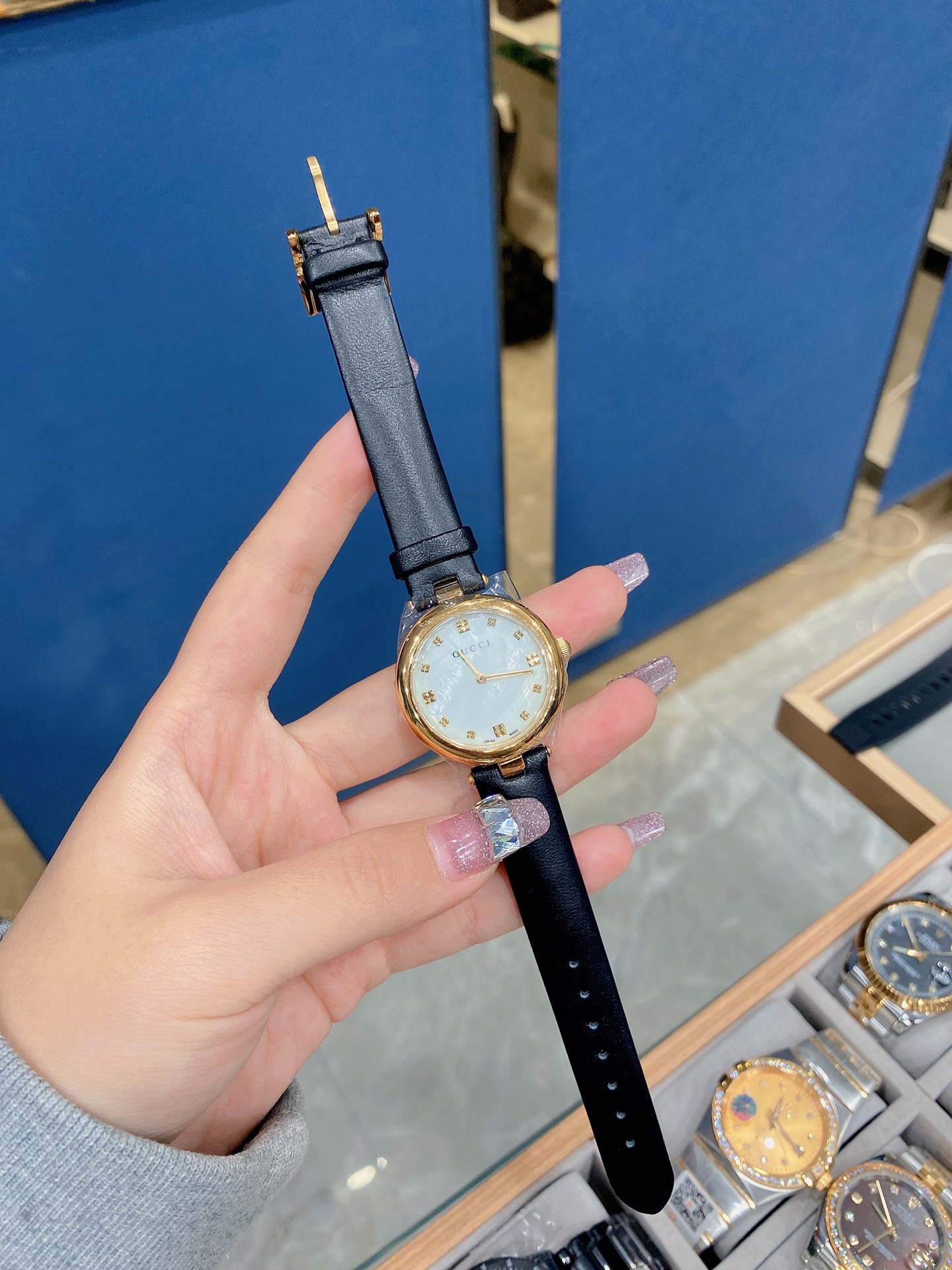 P220
The GUCCI DIAMANTISSIMA collection of watches, with its distinctive interlaced engravings on the case, is a signature of the Florentine brand. This classic element, combined with the exceptional watchmaking craftsmanship of Switzerland, makes classic