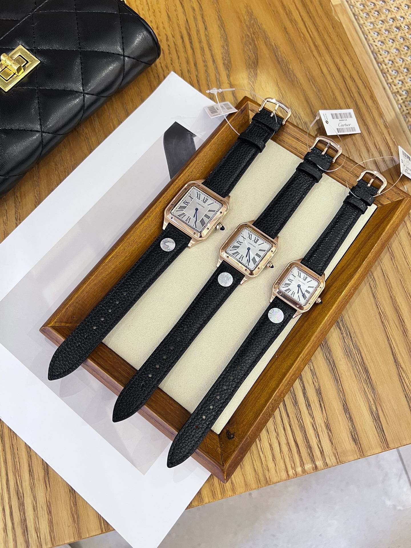 230 gold plus 20

v10 Taiwan Cartier Santos-Dumont Ultra Thin series watch
The latest masterpiece of 2022 Haute couture lambskin lychet pair, 316L stainless steel case, imported quartz movement, fisheye effect mirror surface, three sizes: large 35?46, med
