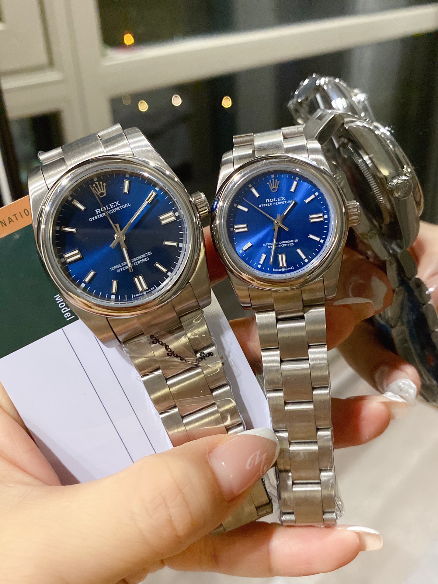 ?? 240
The Rolex Oyster has a new candy-colored dial, each one so beautiful and charming, no longer as old-fashioned as you might think. The "double bar" numerical display at 3 o 'clock, 6 o 'clock and 9 o 'clock on the dial, combined with the downsized s