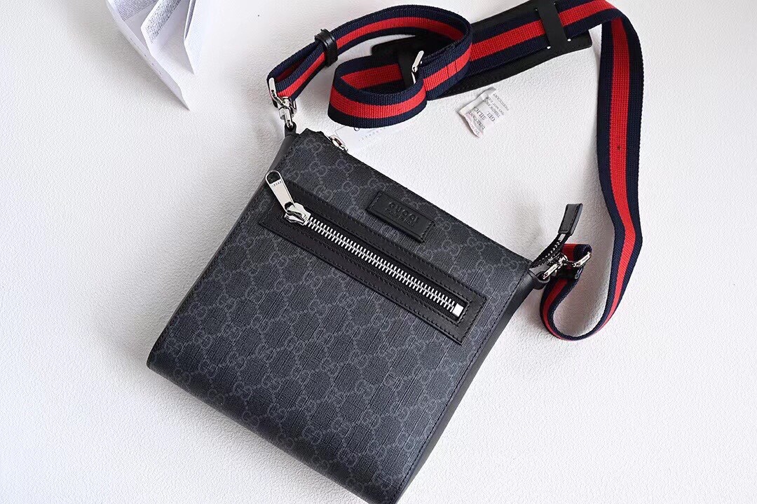 P320????GG Supreme canvas messenger bag
Flat messenger bag made of Gucci 's signature black and grey GG Supreme premium eco-friendly canvas material. The GG pattern is adorned with webbing and black leather piping.
Model: 474137
Colour: Gram grey
Dimensio