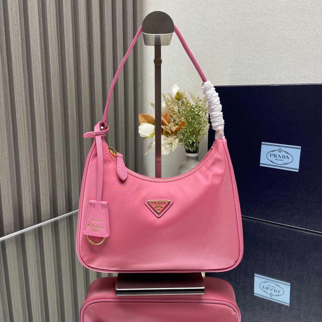 P320 pink [Top single] Latest ?? bestseller ?? leather shoulder strap Gold hardware Hobo bag ?? Women 's nylon shoulder bag, model: 1NE204, made of imported original parachute fabric, hand-held cross-textured cowhide, light and practical Hobo underarm bag