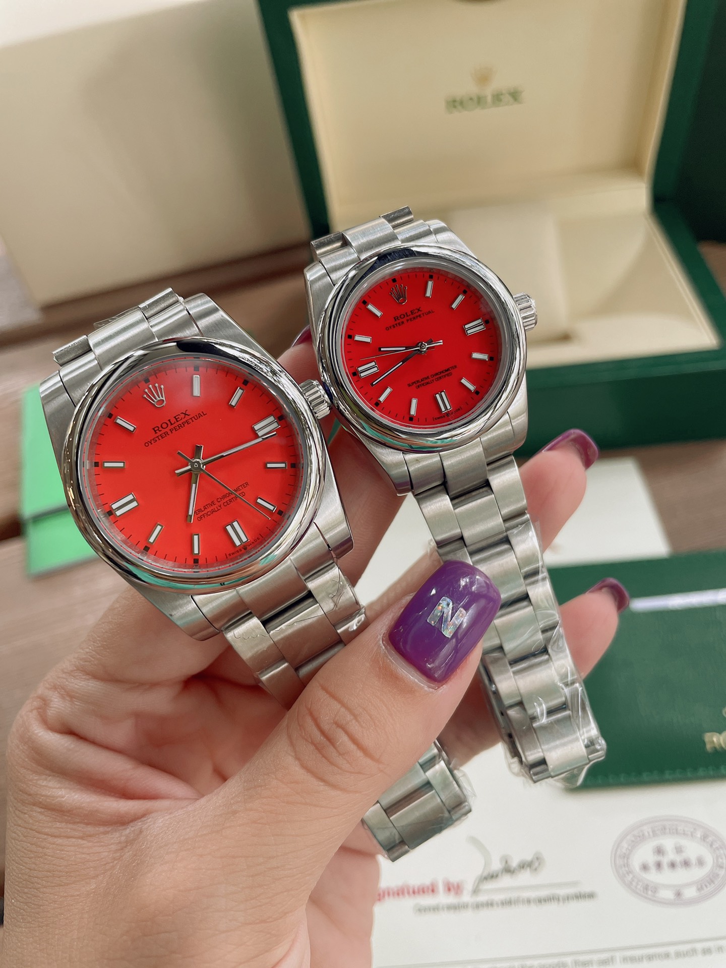 ?? 240
A new Rolex Oyster is coming ? ? Candy dial colors, each one so beautiful and charming, no longer the old-fashioned style you might think. The "double bar" numerals at 3, 6 and 9 o 'clock on the dial, combined with the downsized size, make the 31mm