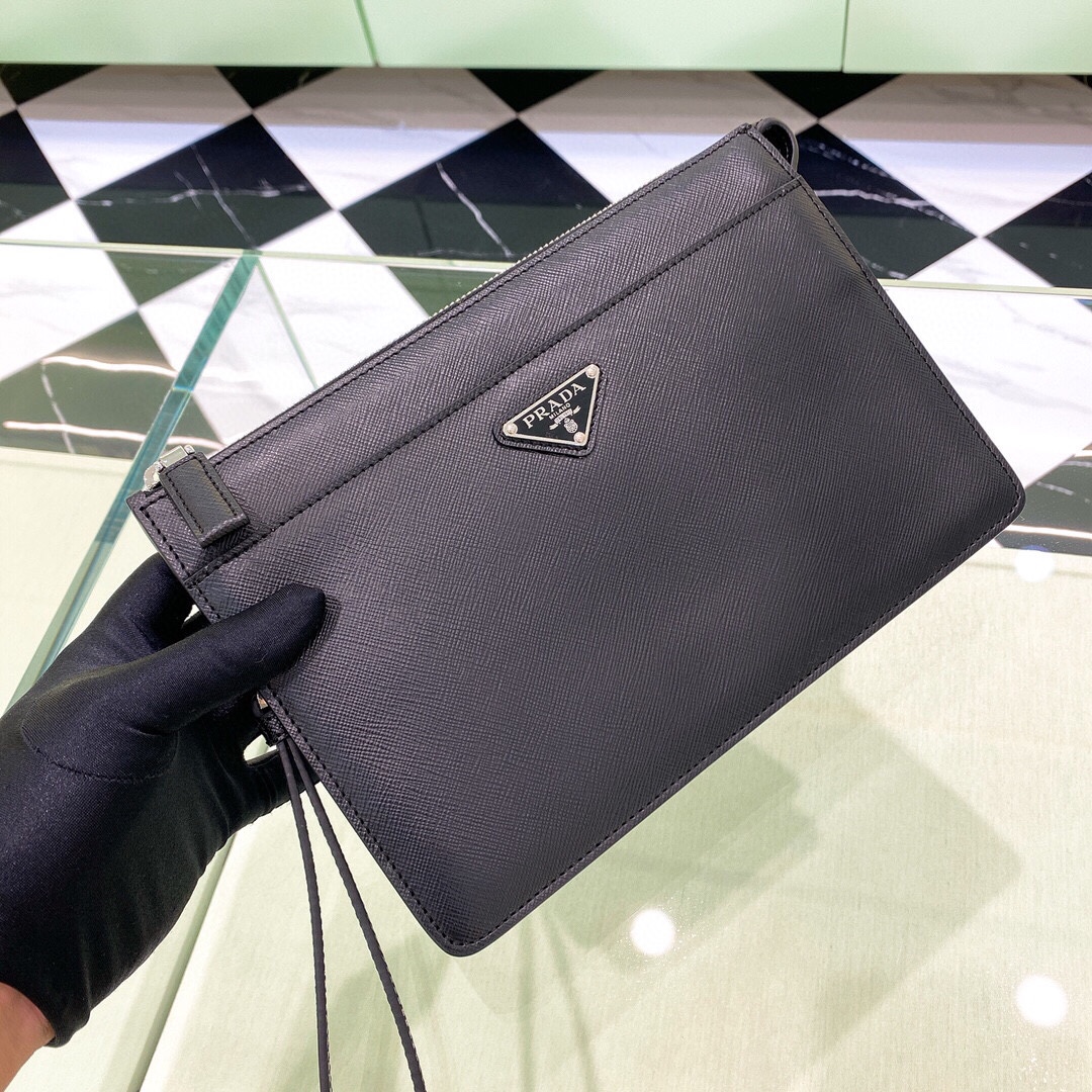 P320 New Release ? New Saffiano cowhide Men's handbag 2VF032
Imported cross-patterned cowhide paired with all-steel hardware
Printed nylon lining inside
Classic triangle logo with wrist strap
Easy to carry with you, the built-in compartment is very practi