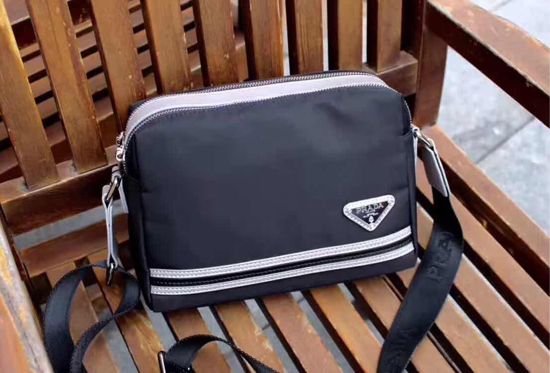P350. Model: 0254-1. PRADA Prada Autumn/Winter original single channel stock Simple and elegant style style effect very good original hardware accessories Leather Extra soft counter size: 25x18x9cm