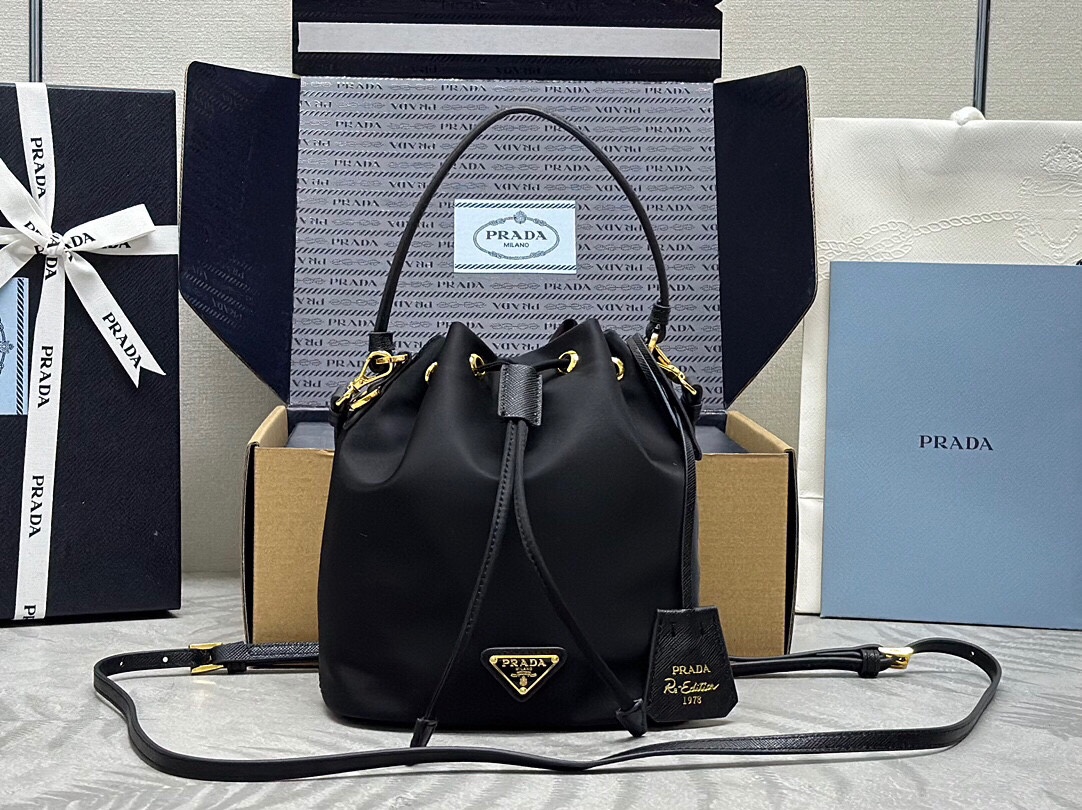 p360 ?? New bucket bag ??1BE067 upgraded version ????
This bucket bag is made of imported nylon fabric and top-quality gold hardware, carrying the brand 's original and distinctive aesthetic expression. It comes with a detachable and adjustable cowhide lo