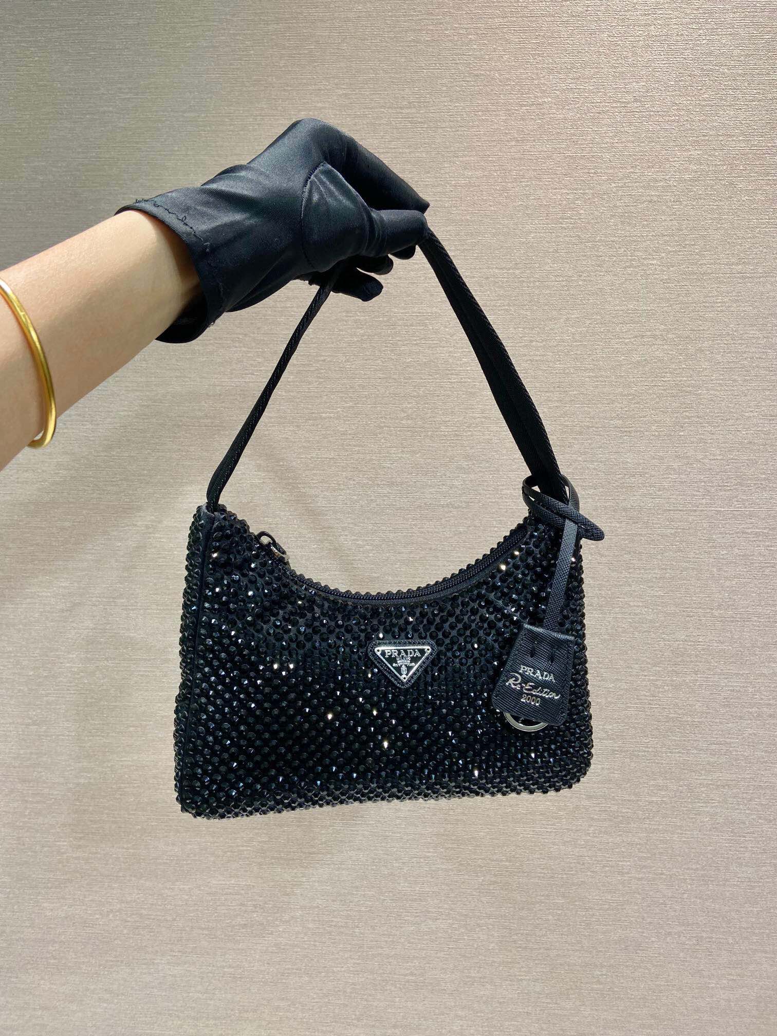 P380?? Sparkling diamond Hobo?? New 1NE515 Sparkling diamond, the most beautiful and sparkling water diamond Hobo????? Imported diamond net Shiny appearance blingbling effect in night light very eye-catching and very attractive to turn heads ???? Get all 