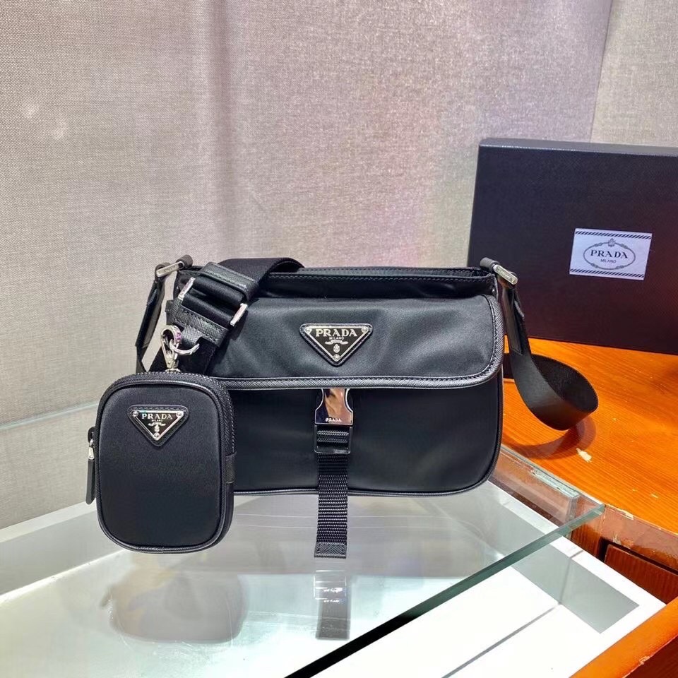 p400?? New messenger bag ??2VH133????
This single-shoulder bag features a front flap and is crafted from the signature Saffiano leather and Re-Nylon recycled nylon material. Recycled nylon yarn ECONYL? is made from recycled Marine plastics, fishing nets a