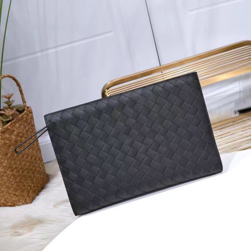 P400 [Top-quality original single waxed factory cowhide]. BOTTEA VENETA
Model number: 2282
Material: Imported cowhide, hand-woven
Specification: Picture size 30-20-3
BV Baotijia large bag,