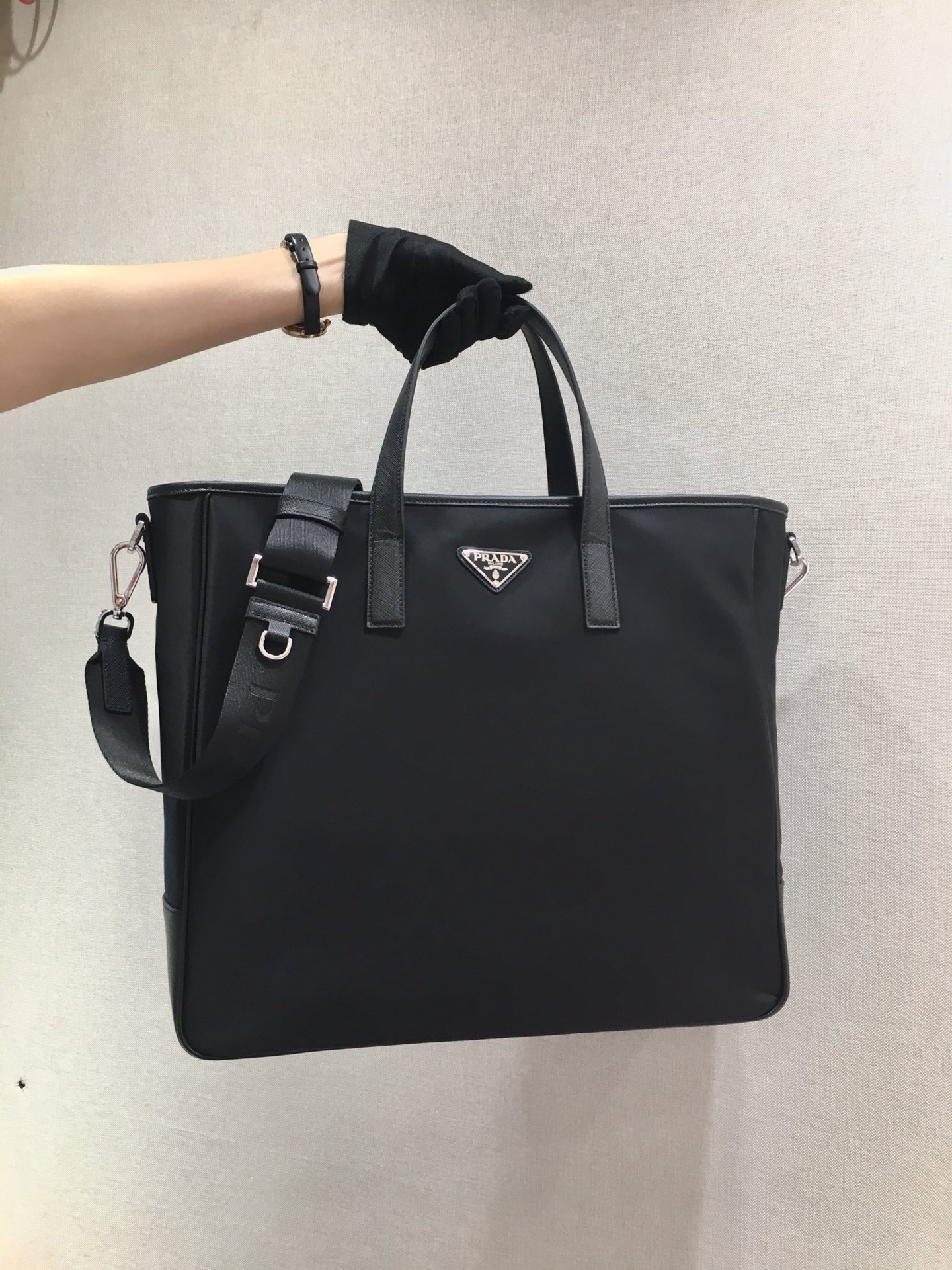 P450, ?? Exclusive release ??2VG064 latest shopping bag ???? This nylon tote bag presents a minimalist design style, exudes a modern vibe. Made of imported nylon fabric and Saffiano cross-patterned cowhide, the bag comes with a detachable shoulder strap f