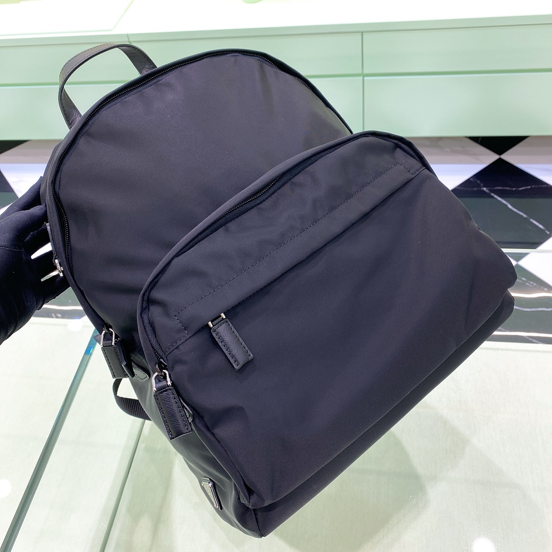 P450? The latest bestseller ? men backpack 2VZ066 side label black
Stylish and simple style
Triangular enamel nameplate logo on the side
Imported original waterproof parachute fabric
Extra-large capacity inner layer storage
There is a special notebook poc
