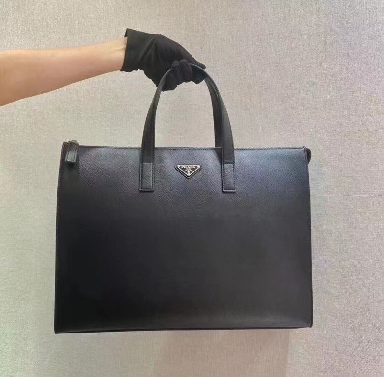 P550?? New briefcase ??2VG039???? This minimalist tote bag combines modernism and classicism, adorned with a triangular logo and featuring an imported cross pattern, with a striking brand style. Simple and elegant, gentlemen, get your hands on it, another