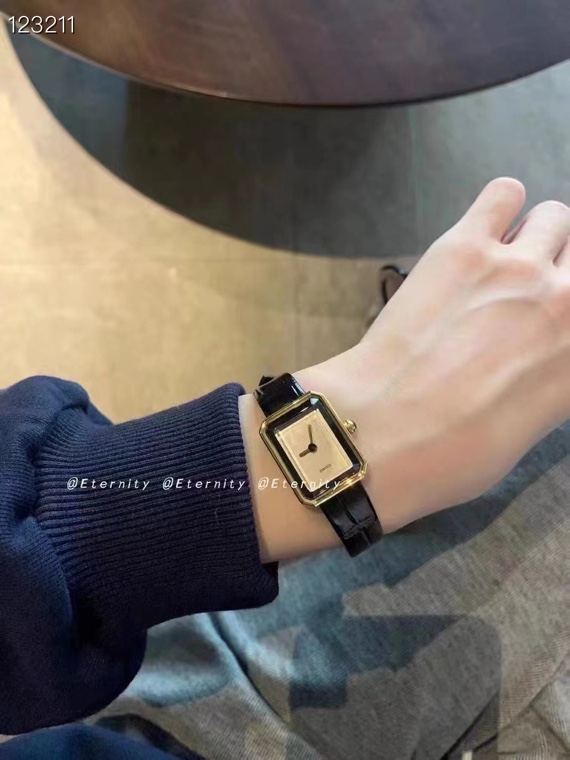 ?? 240
The octagonal outline of Chanel 's latest small PREMIERE watch is exactly the same as the shape of Place Vendome in Paris. The timeless and perfect architectural design echoes the delicate and charming nature of the watch. Name: PREMIERE VELOURS wa