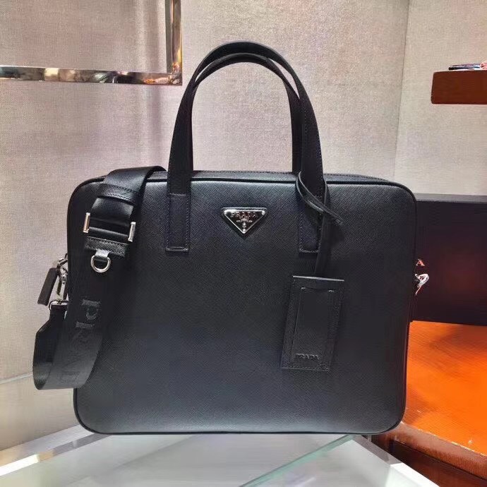 P550, ?? New briefcase ??2VE368?? made of imported Saffiano cross-stitch cowhide, with a detachable adjustable nylon shoulder strap design for a more stylish look, metal accessories and titanium zipper functional inner compartments: two pockets, one with 