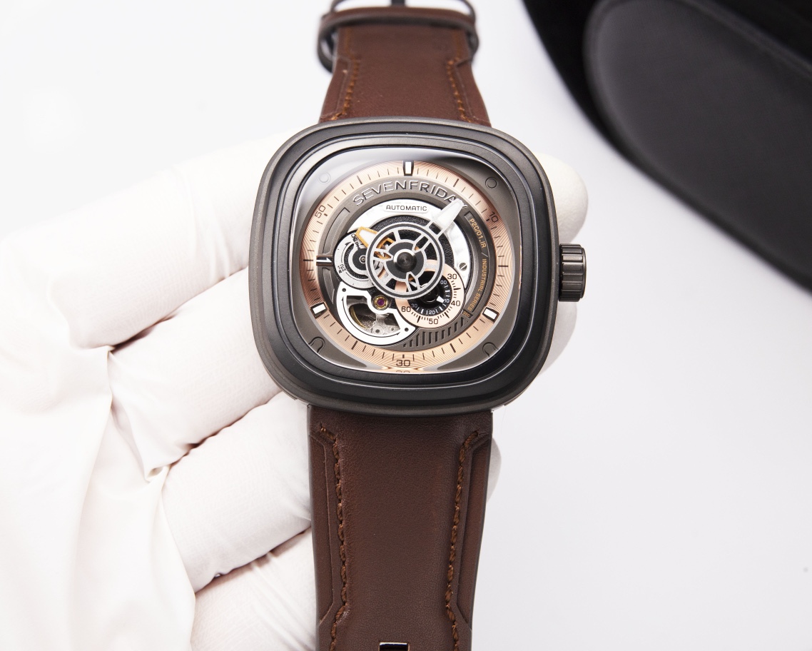 P:630.
Warm brown base tone,
Paired with a metallic dial,
Mechanical feel in one go,
A perfect combination of temperament, appearance and skill.

SEVENFRIDAY
7 Seven Fridays 5
P2C/01