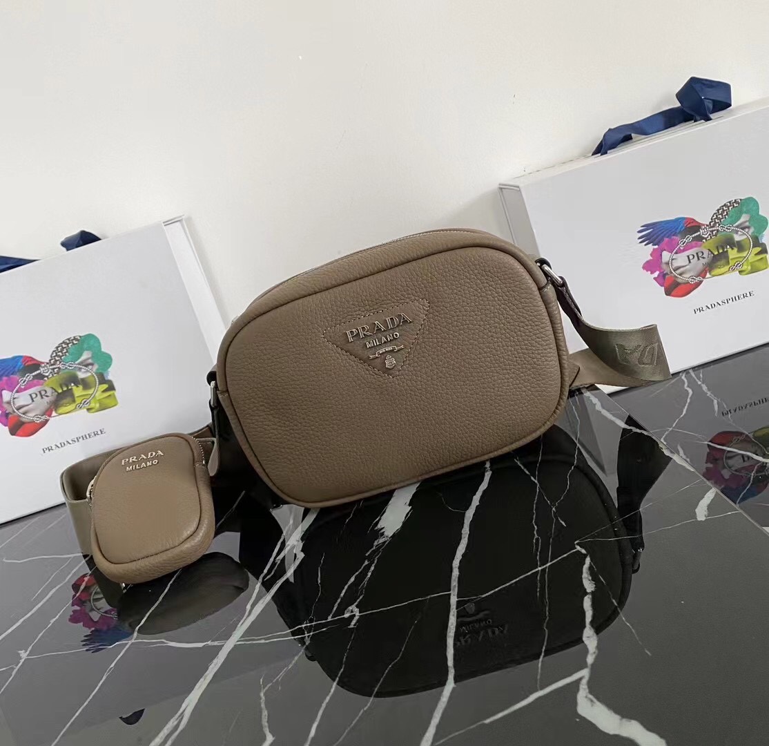 P720 [Top Order] ?? New camera crossbody bag ??1BH182 ARRIVED ???? This crossbody bag is made of imported deerskin cowhide and comes with an adjustable long shoulder strap, my favorite is the small bag on the shoulder strap ?? TOO PERFECT ??, large capaci